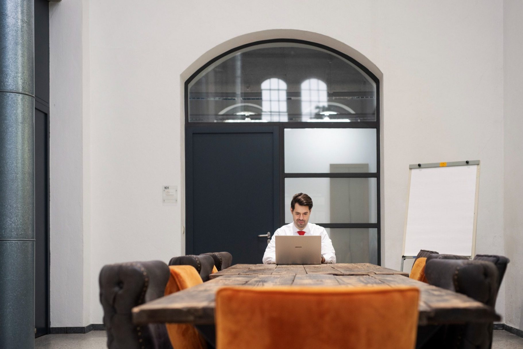 Roman Wygas sitzt im Eurotec Looop Moers Wunderbare Location. Eurotec.de