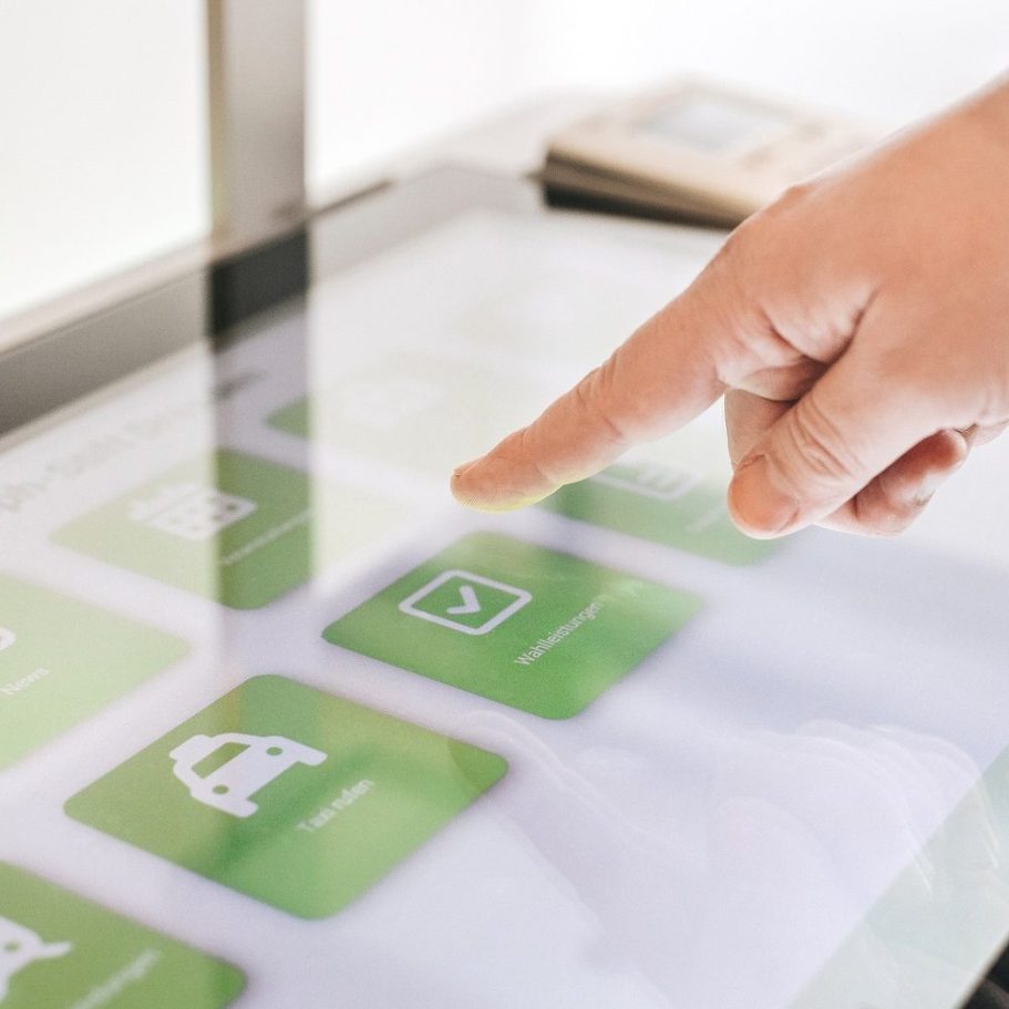 vlnr: Roman Wygas und Jens Wohlrabe der Krankenhaus St. Joseph-Stift Dresden GmbH) Herr Wohlrabe und Herr Wygas bei der Veröffentlichung des Terminals